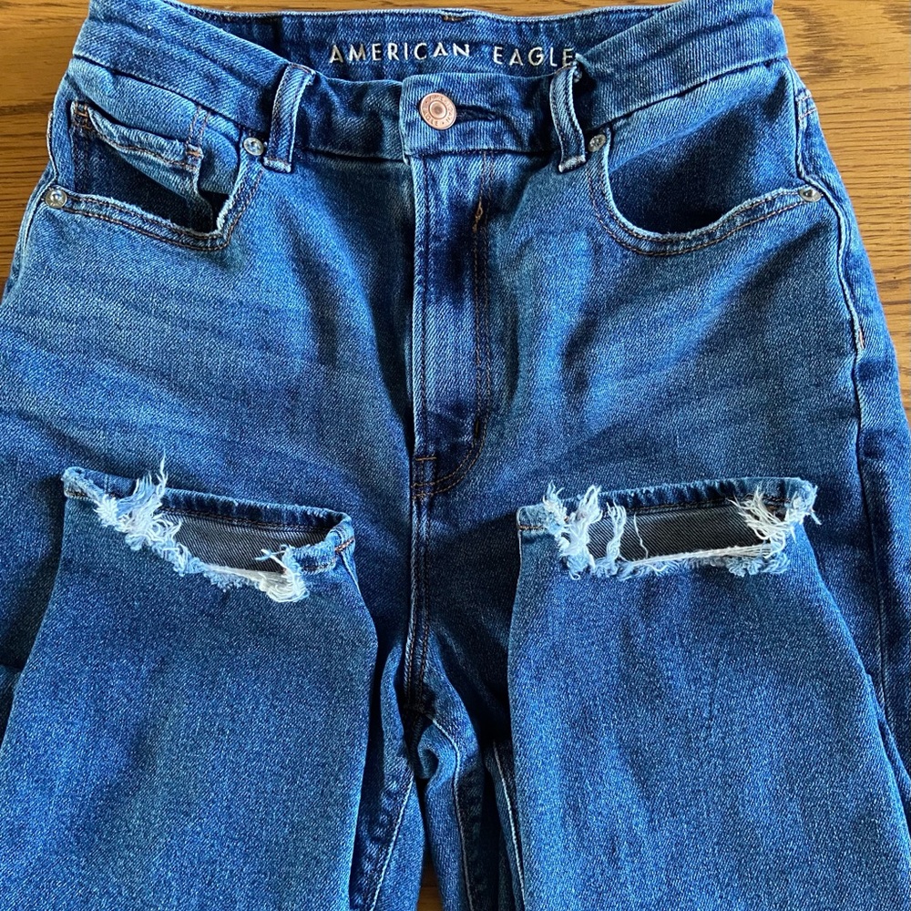 AEO distressed curvy mom jean - Picture 4 of 8